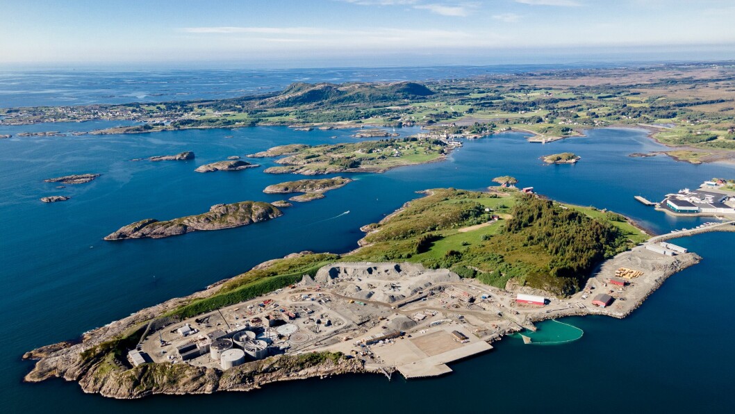 Salmon Evolution bygger sitt landbaserte gjennomstrømmingsanlegg på Indre Harøy, Prosjektet er designet for en årlig kapasitet på ca. 31 500 tonn HOG. Foto: Signify