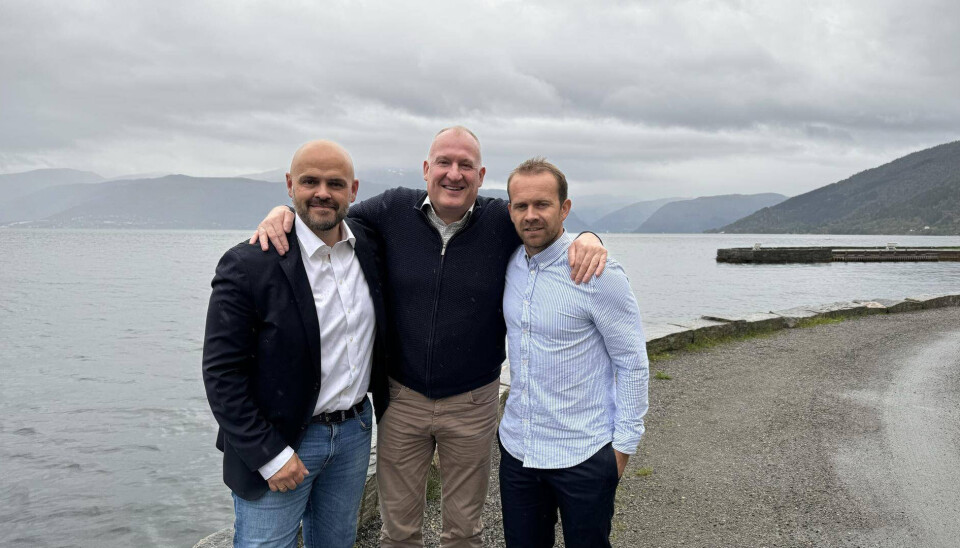 Mounir El'Mourabit fra EPS-foreningen (f.v.), Dag Sørli fra Norges sjømatråd og Henrik Wiedswang Horjen fra Sjømat Norge presenterte prosjektet på Framtidshavets Rein Sognefjord-arrangement i Balestrand.