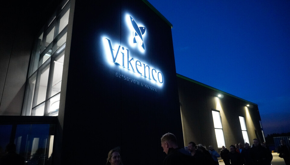 Det har rukket å bli kveld da Norsk Fiskeoppdrett og resten av delegasjonen ankommer Vikenco denne dagen.