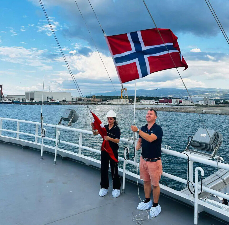 Her heiser Tore Bakke opp det norske flagget, mens det tyrkiske går i motsatt retning.