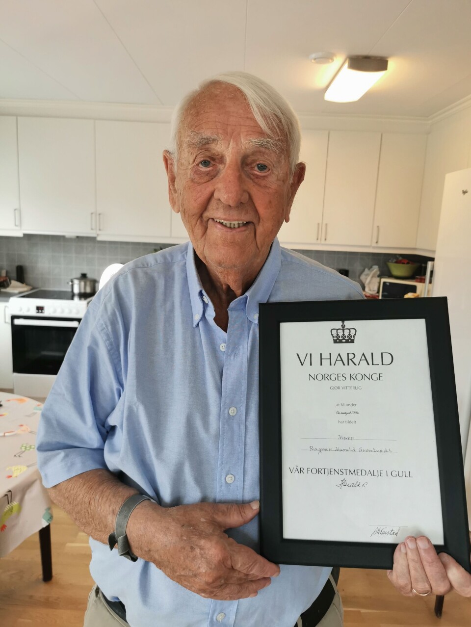 - Ja, jeg er stolt av denne, sier Ragnar Grøntvedt og viser frem æresbevisningen han har fått overlevert pesonlig av selveste kongen.