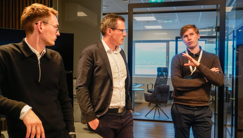 Falk D. Øveraas og Kenneth Schaug-Pettersen, CFO sammen med besøkende fra Optoscale.