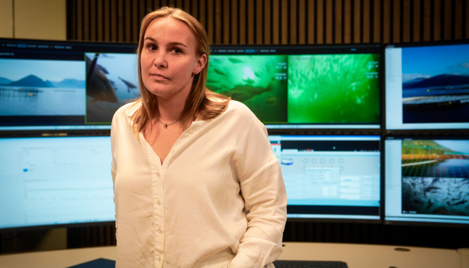 Inne på fôrsenteret til Ode har Ingrid Nygård full kontroll på fôringen.