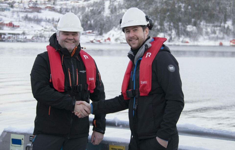 Ove Grøtan i AquaGen og Einar Biørn-Hansen i Moen Marin ved overlevering av MS Tott. Foto: Moen Marin