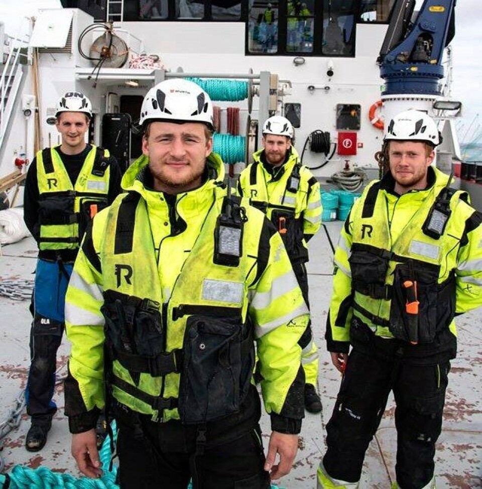 Tomas i front, er nyslått matros med fagbrev. Her er han sammen med øvrig besetning på skiftet. («Marøy Viking» har turnus 1-1). Fra venstre skipper Ola H. Nordahl, motorpasser Marius Antonsen og styrmann Sigurd Valan (til høyre). Foto: SinkabergHansen.
