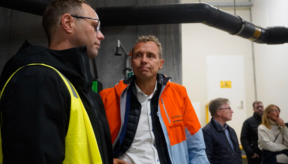 Christian Chramer, administrerende direktør i Norges sjømatråd, i samtale med Odd Frode Roaldsnes fra Salmon Evolution under et besøk på det landbaserte oppdrettsanlegget på Indre Harøy.