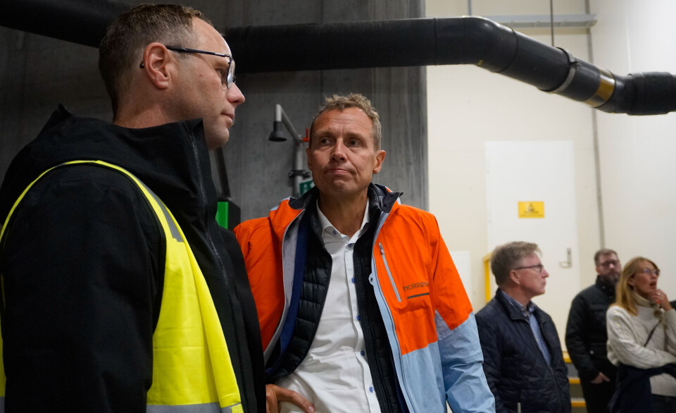 Christian Chramer, administrerende direktør i Norges sjømatråd, i samtale med Odd Frode Roaldsnes fra Salmon Evolution under et besøk på det landbaserte oppdrettsanlegget på Indre Harøy.