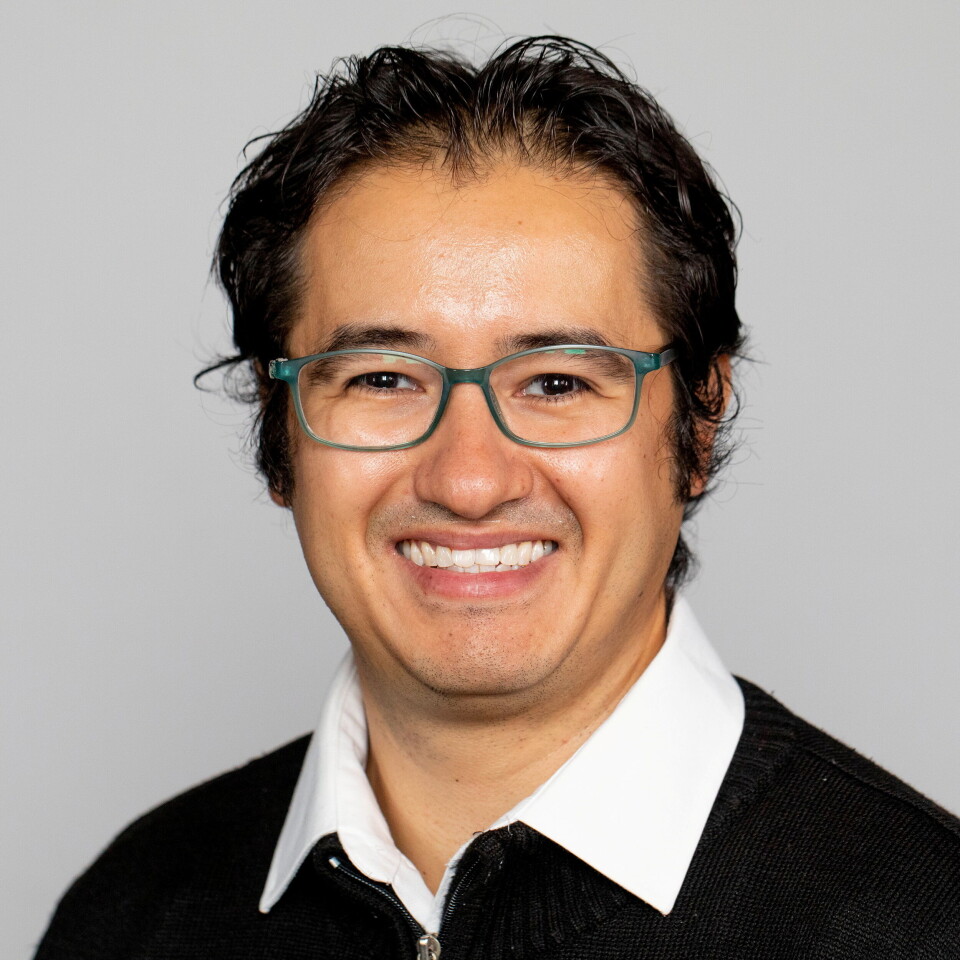 Arturo Vera Ponce de Leon. Han er forsker ved NMBU og førsteforfatteren av studien i Nature Microbiology.