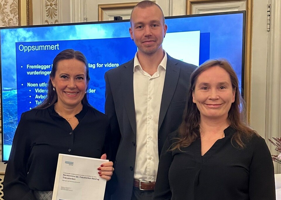 Eirik Færøy Sæbø i DNV og Barbo Klakegg i Åkerblå presenterte konsekvensvurdering av havbruk til havs. Fiskeri- og havminister Marianne Sivertsen Næss mottok rapporten.