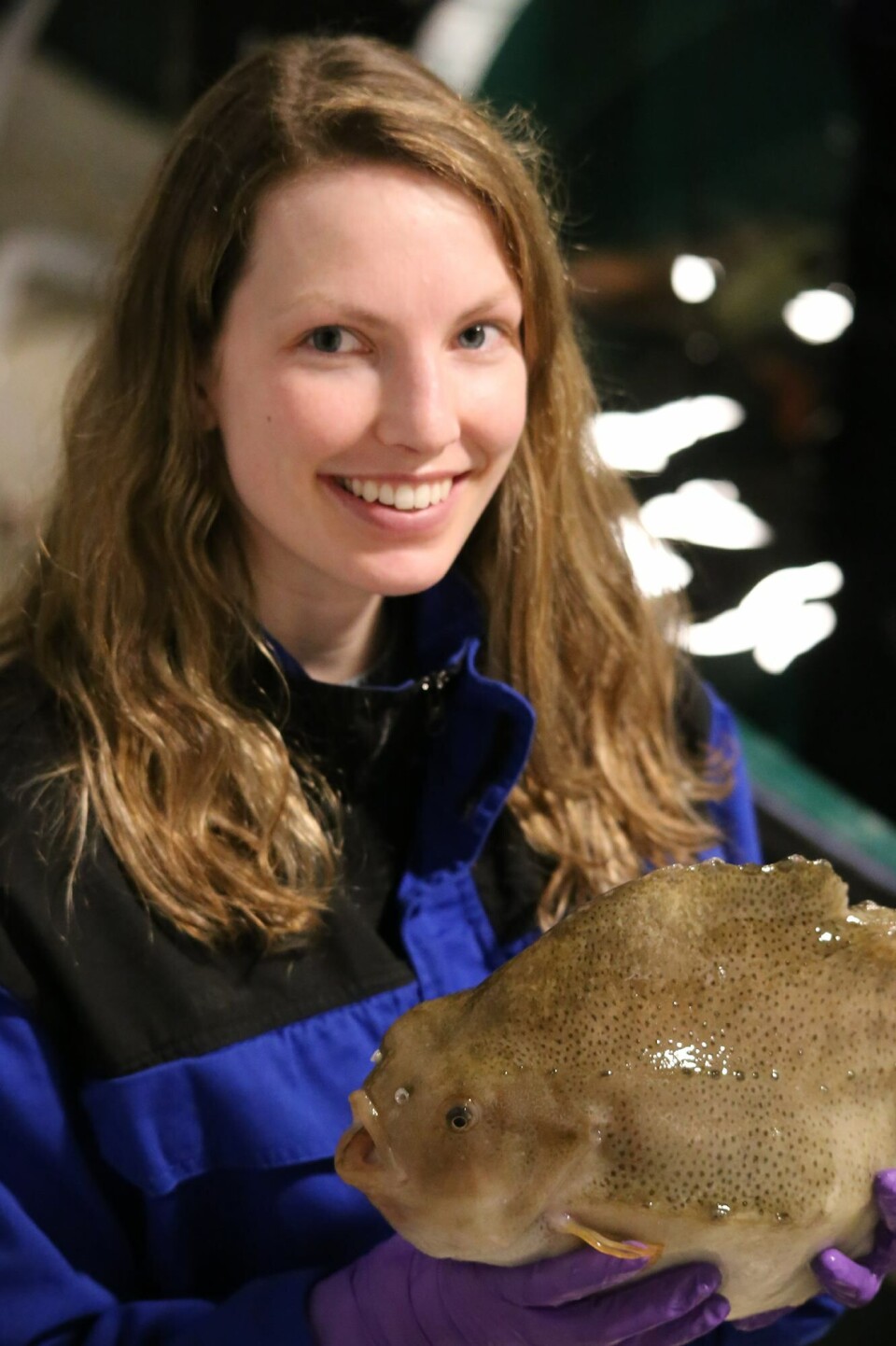Nina Iversen fra Namdal Rensefisk holder en kjønnsmoden rognkjeks klar til stryking. Foto: Per Sakariassen