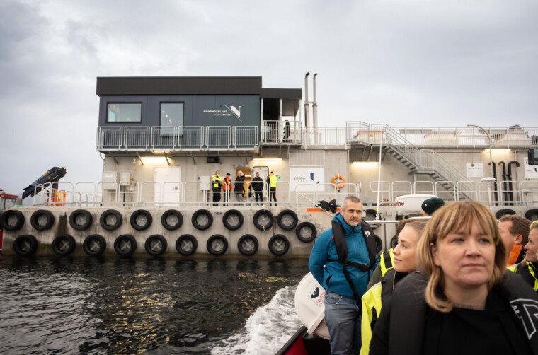 Er man nært flåten vil fargen på panelet være lilla, men etterhvert som man kommer lenger unna skifter fargen til grønn.