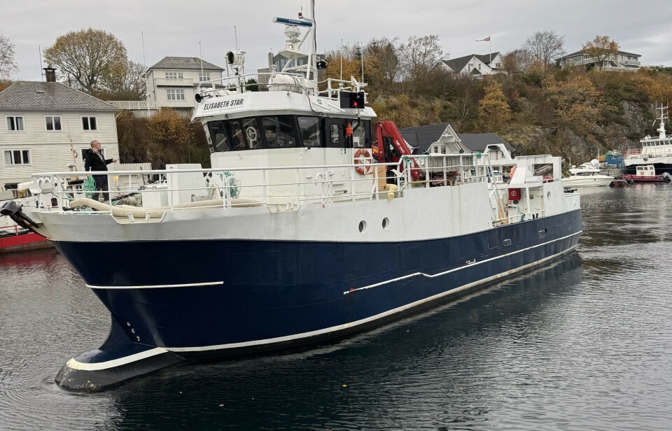 Brønnbåten «Sveholm» har fått ny eier, nå skal den frakte rensefisk og gjøre serviceoppdrag på merdkanten for Austevoll Sjøtjenester.