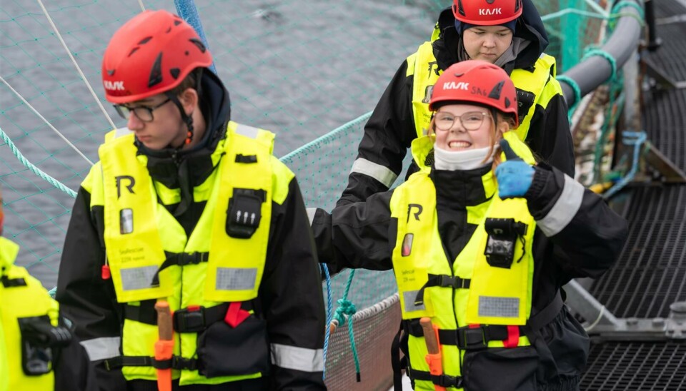 Elevar i arbeid. Det er 12 elevar frå Vg2 akvakultur på Kristiansund vgs. som får opplæringa på oppdrettsanlegget.