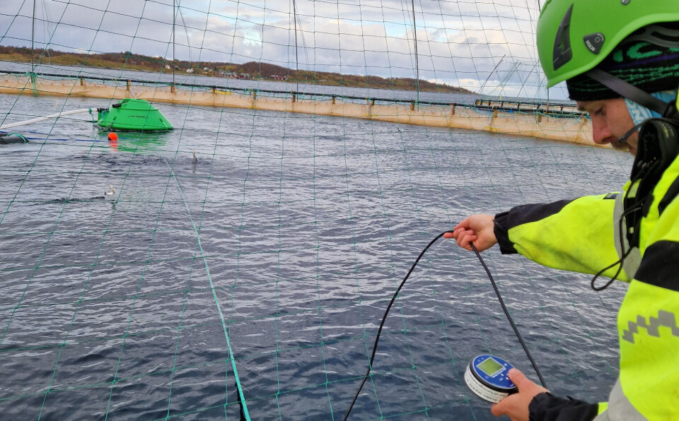 Alexander Mørch skal gjennomføre en master knyttet til å forstå hvordan Turbolift påvirker vannkvaliteten i merdene. På bilder måler han totalgassmetning.