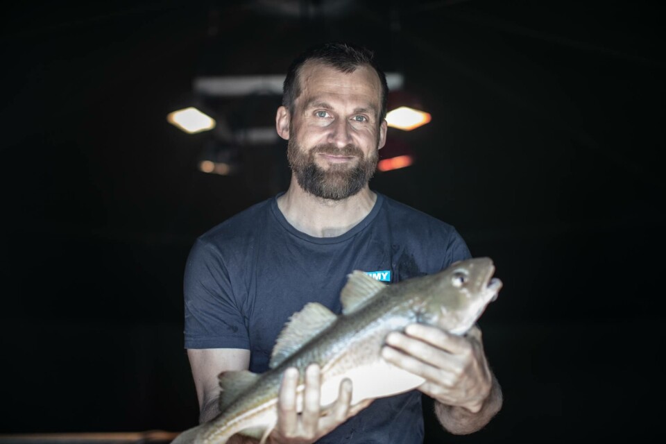 Eivind Hauge på HMY viser fram oppdrettstorsk fra HMY. Foto: Photoevent.