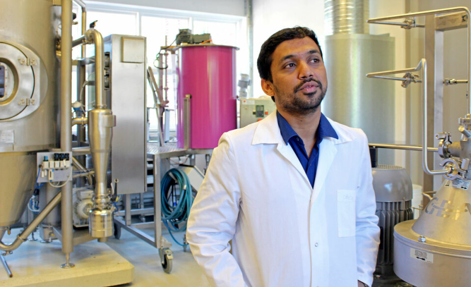 Sandeep Sharma foran tanken i NMBUs bioraffineri der grantrær og tang fermenteres . Foto: Gunn Evy Auestad/NMBU.