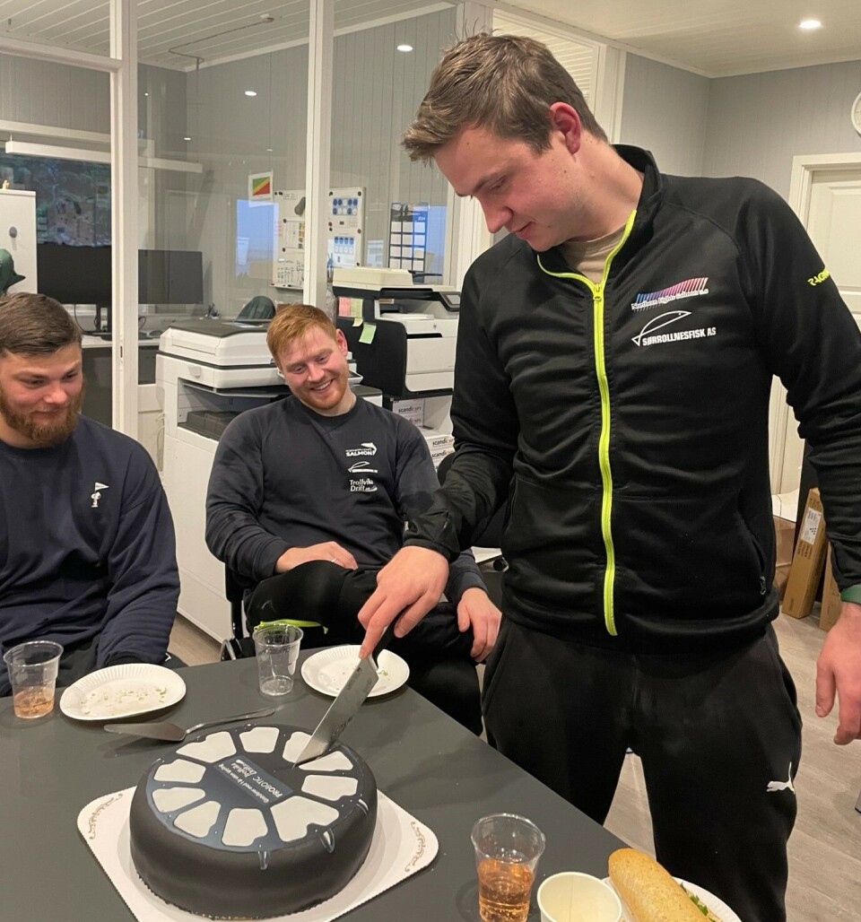 Adrian Brandsdal Mikalsen, generasjonsleder hos Trollvika Drift åpner kaken. I følge selskapet har han har vært en nøkkelperson i håndteringen av vaskerobotene.