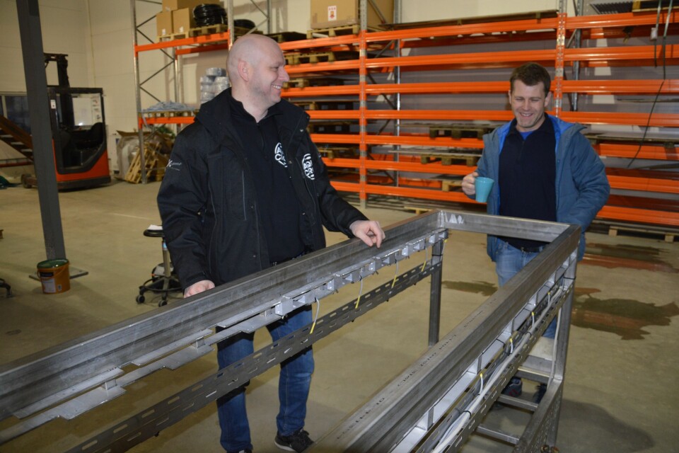 Daglig leder Tor Espen Skoglund og tekniker Ronni Østrem i Aqua Circle er spente før levering. Foto: Therese Soltveit Daglig leder Tor Espen Skoglund og tekniker Ronni Østrem i Aqua Circle er spente før levering. Foto: Therese Soltveit