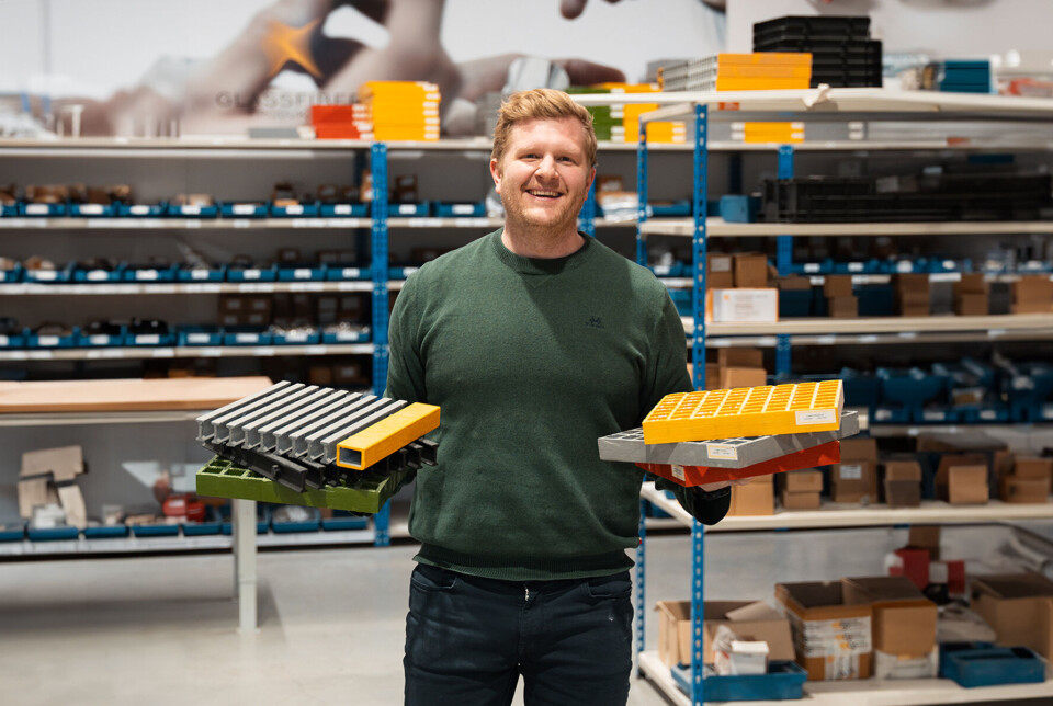 Magnar Stangeland, Sales Manager i Glassfiber Produkter AS viser stolt frem flere av gitterristene vi tilbyr. Vårt mest solgte enkeltprodukt! Foto: Magnus Eikemo Stavik, Glassfiber Produkter AS