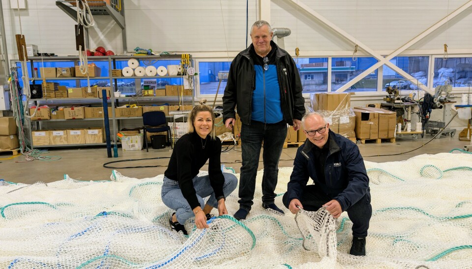 Kristi Leidland Larsen, Anders Myklebust og Geir Kåre Tønnesen i Egersund Net foran verdens første regenererte notpose.