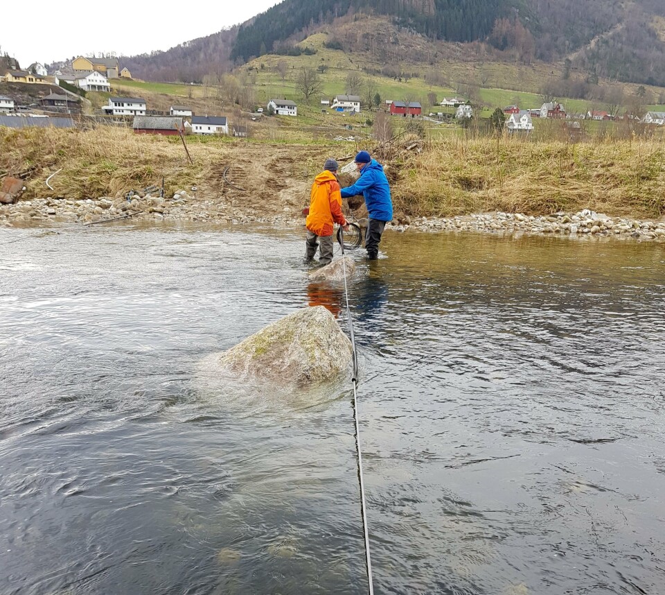 Fisketelling er ikke visuelt. Magnetisk utstyr ble montert i elvene i Hardanger våren 2019. Foto: Cautus Geo. Fisketelling er ikke visuelt. Magnetisk utstyr ble montert i elvene i Hardanger våren 2019. Foto: Cautus Geo.