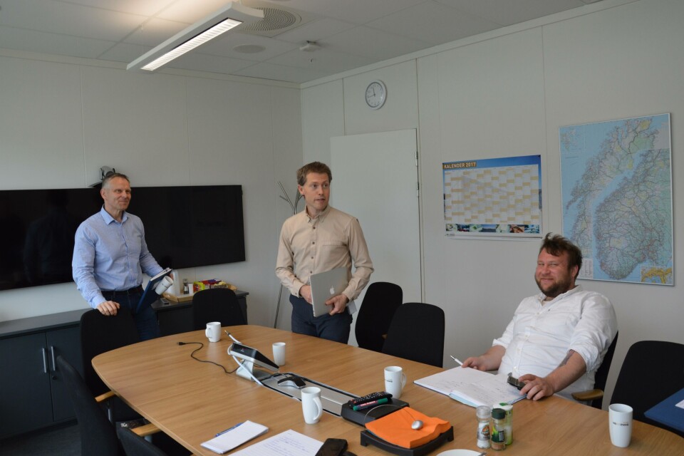 Rundt lunsjbordet sitter Eivind Isdal, Øyvind Vågenes og Kristian Ulven samlet og forteller om historien til firmaet. Hver for seg har de ansvar for ulike deler av selskapets aktiviteter, Krossøy for forskning og utvikling, Vågenes for diagnostikk og laboratoriet, Ulven for salg og marked. Foto: Magnus Petersen.