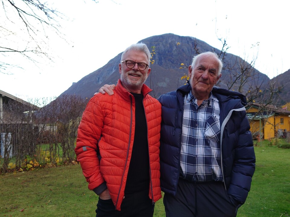 Kystpodd-verten Gustav Erik Blaalid og Arne Kittelsen. Arne har gjennom hele livet vært en lidenskapelig fjellmann. Han har gitt ut turboka '30 trimturer i Sunndal' der han blat annet beskriver turstier på fjellet i bakgrunnen.