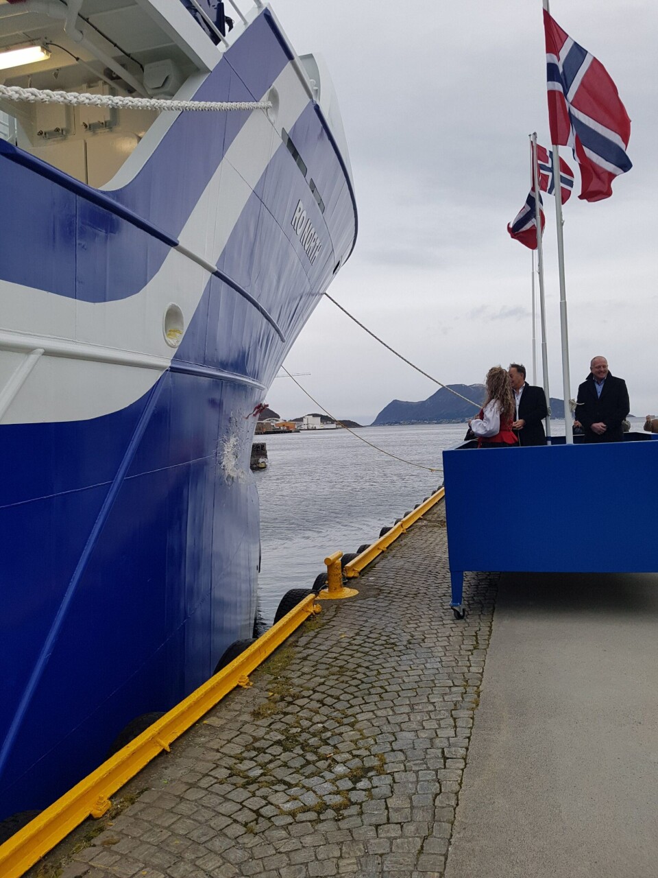 Under seremonien fra venstre: Anne Iversen (gudmor/Rostein as), Jarle Gunnarstein (verftsdirektør/Larsnes Mek Verksted AS) og Odd Einar Sandøy (reder/Rostein AS). Under seremonien fra venstre: Anne Iversen (gudmor/Rostein as), Jarle Gunnarstein (verftsdirektør/Larsnes Mek Verksted AS) og Odd Einar Sandøy (reder/Rostein AS).