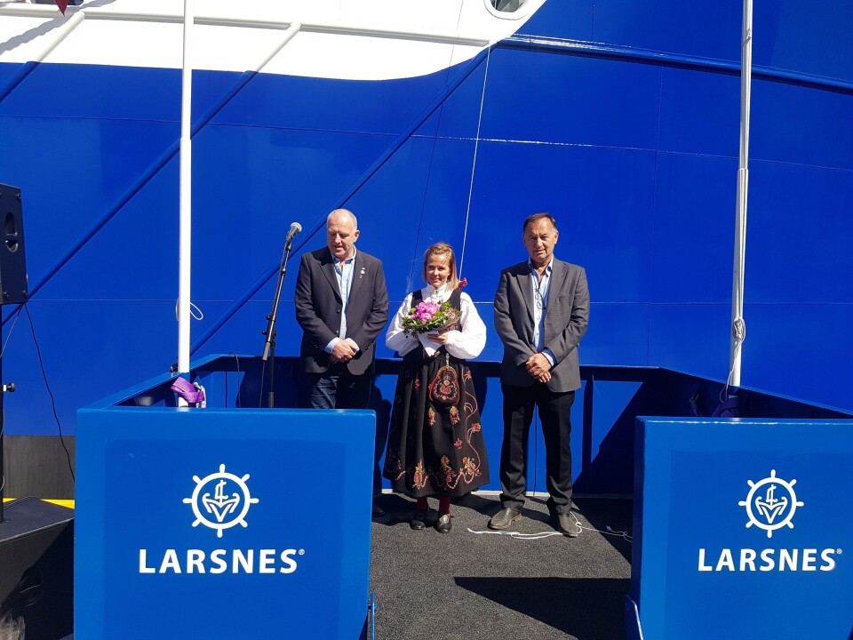 Fra venstre: Odd Einar Sandøy, reder og daglig leder i Rostein AS, Kristine Heggdal Kringstad, gudmor og Jarle Gunnarstein, verftsdirektør Larsnes. Marine Harvest hadde telt på kaia og serverte sushi til alle som møtte og overvar dåpen i solskinnet. Foto: Glen Bradley. Fra venstre: Odd Einar Sandøy, reder og daglig leder i Rostein AS, Kristine Heggdal Kringstad, gudmor og Jarle Gunnarstein, verftsdirektør Larsnes. Marine Harvest hadde telt på kaia og serverte sushi til alle som møtte og overvar dåpen i solskinnet. Foto: Glen Bradley.