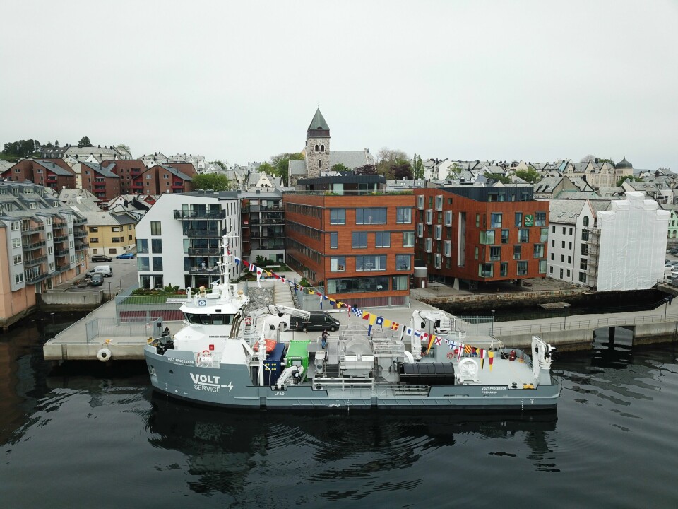 Fartøyet døpes foran Waterfront Hotell i Ålesund. Foto: VOLT.