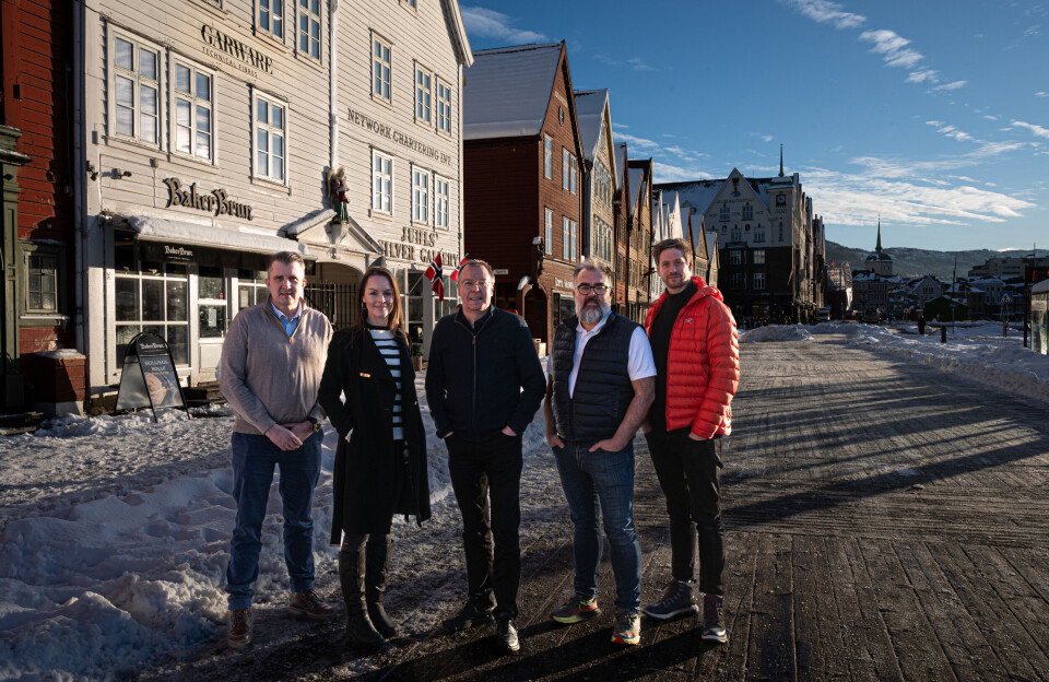 'Ved bryggja i Bergen, dar ligg der eit kontor'. Garware har flyttet inn i nye lokaler. F.v.: Tor Andre Kandal, Lisa Woods, Pål Korneliussen, Olav Kolbjørn Øvereng og Eirik Bollvåg.