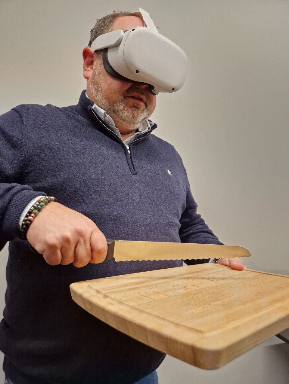 Torleif Høyvik fileterer laks i VR. Om den smakte godt, må man nesten inn i metaverset for å finne ut av.