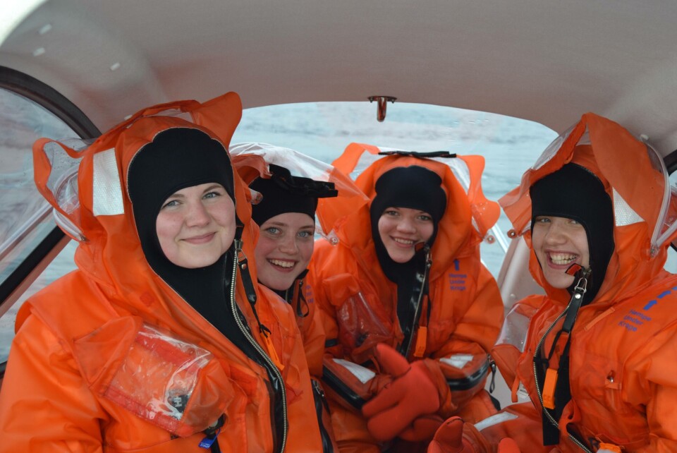 Jentene på redningsøvelse. Foto: Norsk Havbrukssenter.