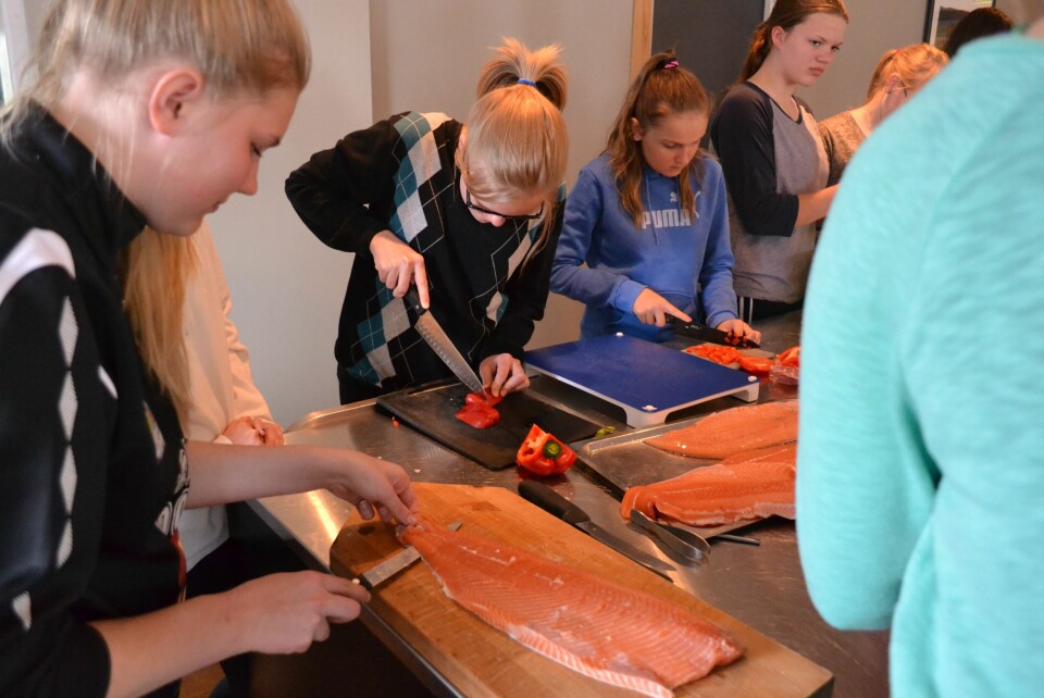 Jentene fikk bli med å dissekere fisk. Foto: Norsk Havbrukssenter.