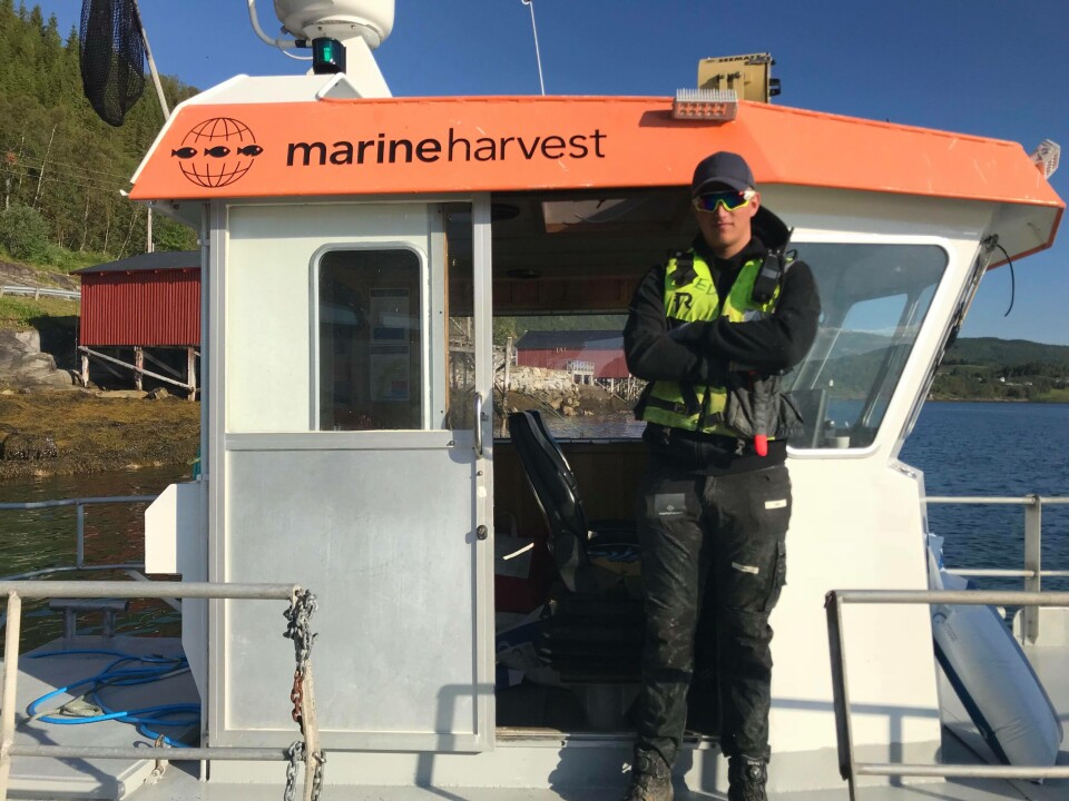 Elias Dypaune (18) trives godt på merdkanten og er glad for at han kan jobbe som røkter for Marine Harvest. Foto: Marine Harvest.