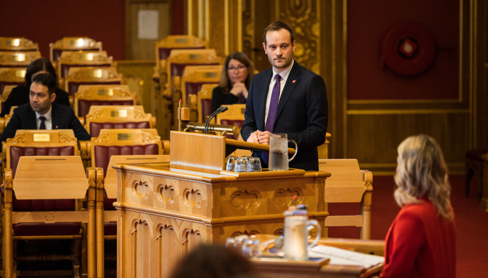 Sivert Bjørnstad (FrP) mener havbruksmeldingen mangler tiltak som forenkler hverdagen for næringen, og etterlyser bred politisk enighet for å sikre stabile rammevilkår.