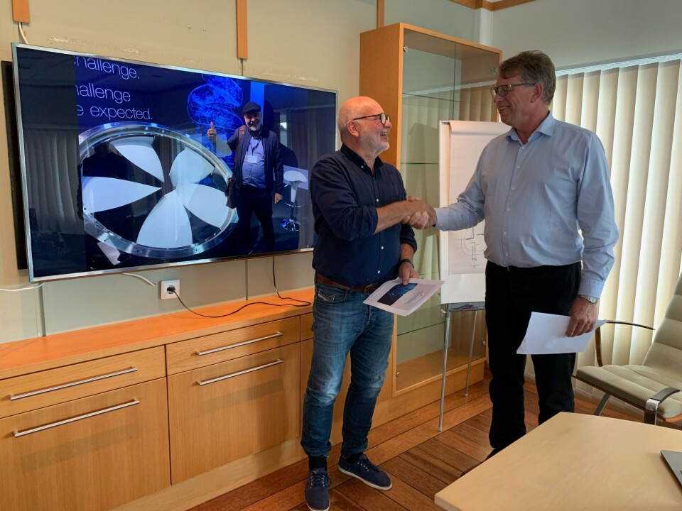 kontraktsignering Roy Pettersen i Andfjord og Oddbjørn Jacobsen i Framo. Foto: Framo. kontraktsignering Roy Pettersen i Andfjord og Oddbjørn Jacobsen i Framo. Foto: Framo.