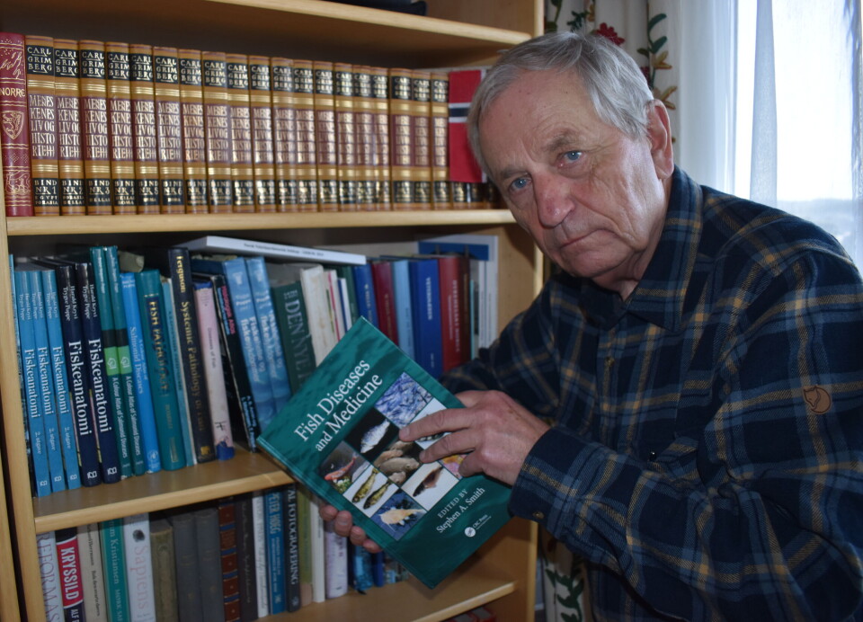 Trygve Poppe har skrevet utallige artikler om fiskehelse og fiskevelferd. Her foran litt av 'fiskebiblioteket' hjemme i stua.