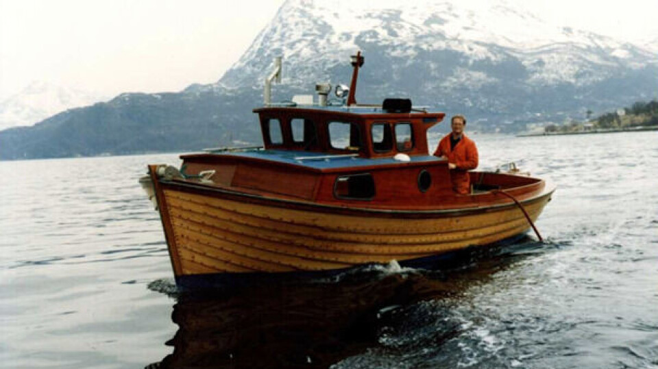 Den orginale lokalitetsbåten «Tøffe» og oppdretter/båtfører Johannes A. Arvesen utenfor Engenes i Ibestad kommune i Troms.
