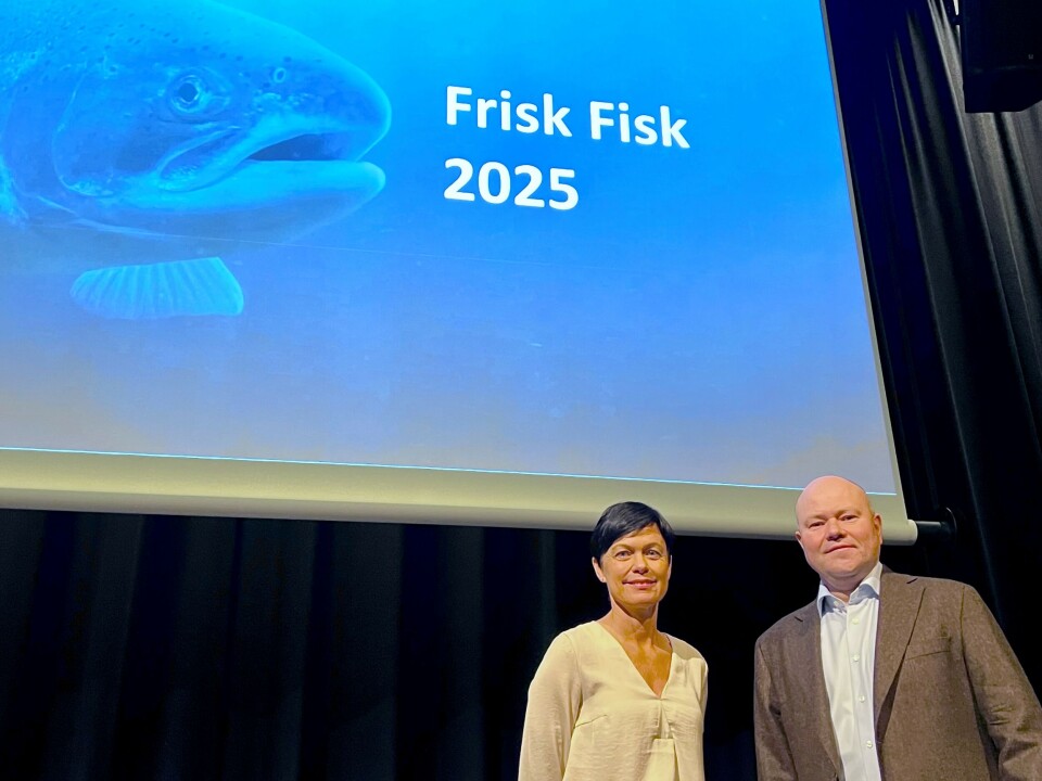 - Skader som følge av lusebehandlinger, sårproblematikk og gjellesykdom er de største utfordringene, sier Ingunn Sommerset er fungerende avdelingsdirektør i Veterinærinstituttet. T.h er redaktør for Fiskehelserapporten, Torfinn Moldal.
