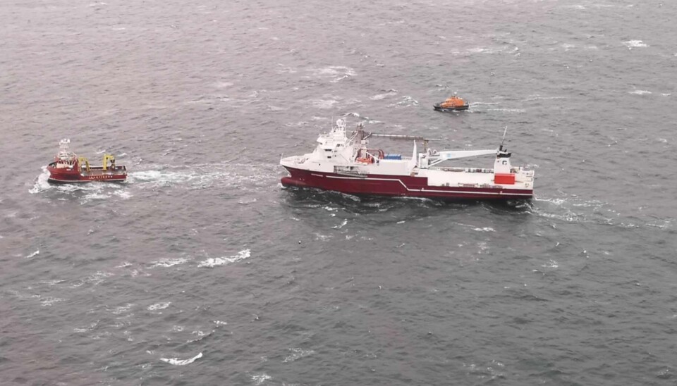 80 meter lange Rotsund under slep av «Gina Mary»