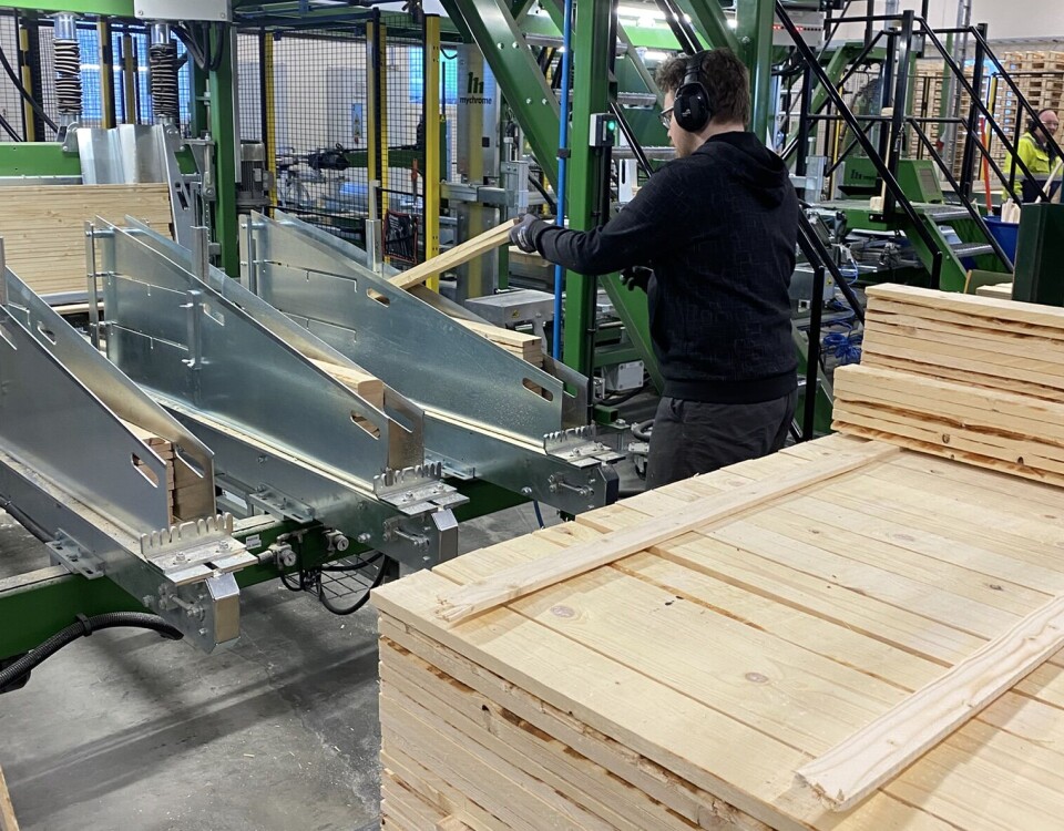 Hos Mitra AS produseres paller til sjømat- og havbruksnæringen med fokus på kvalitet og bærekraft. Gjennom kortreist produksjon og tilrettelagte arbeidsplasser skaper bedriften verdier for både mennesker og industri