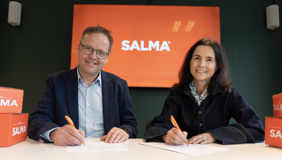 Administrerande direktør i Insula Norge, Sigvald Rist, og konsernsjef i Bremnes Seashore, Linda Litlekalsøy Aase, signerer avtalen om sal av Salma-merkevara.