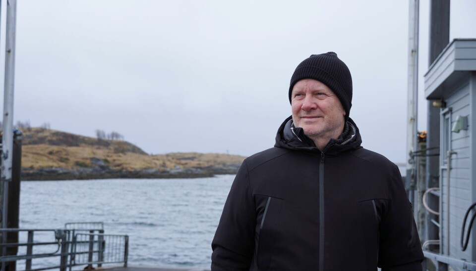 Magni Veturlidason på fergekaien utenfor lakseslakteriet på Sørarnøy.