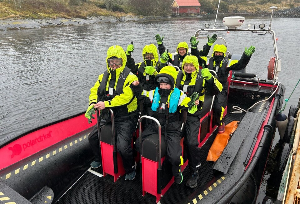En RIB-båt kjører besøkende ved Nordhordland Akvasenter.