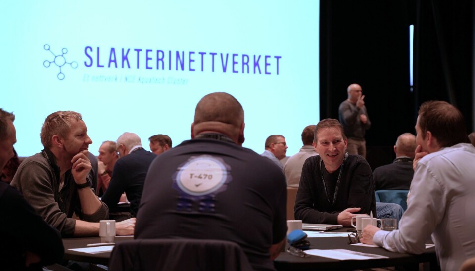 Morten Andersen på scenen, med Ragnar Sæternes fra Sinkaberg, til høyre i bildet.
