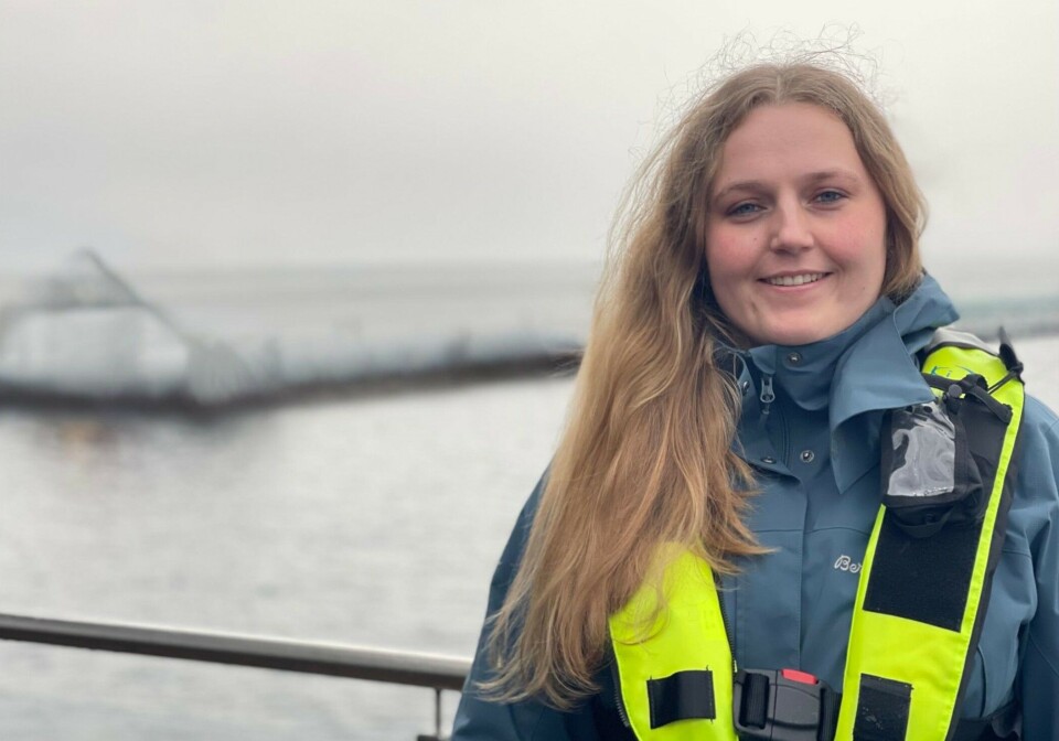 Erika Hanson (29) er ny biologisk kontroller i Tombre. Hun skal bidra til å styrke fiskevelferden i selskapets produksjon av laks og ørret.