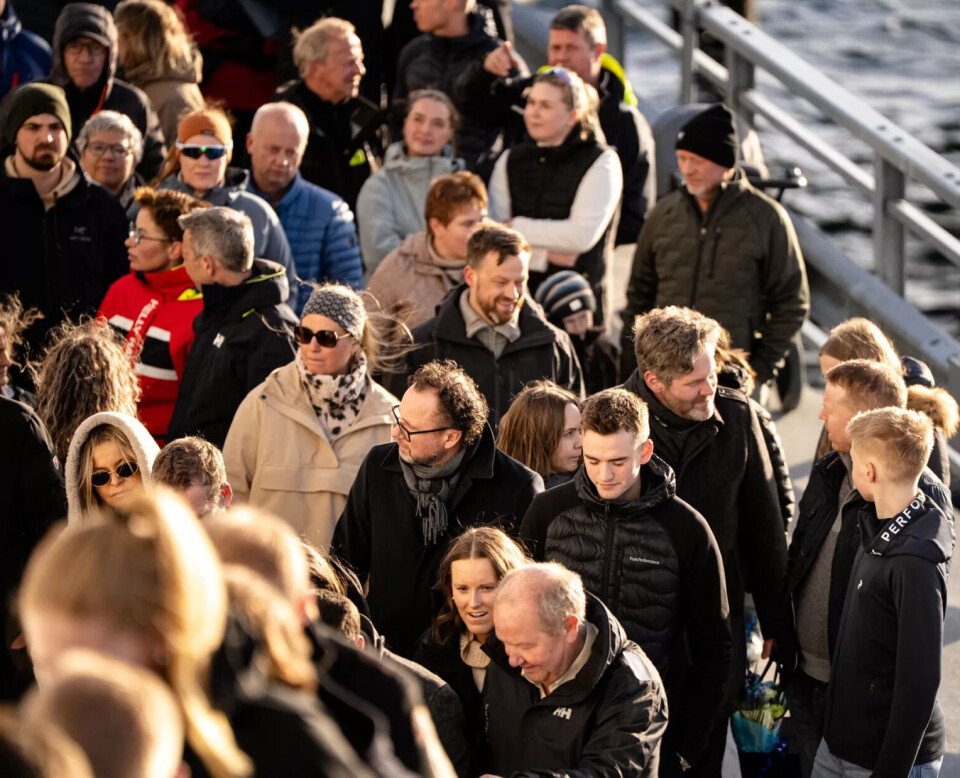 Mange hadde møtt opp på Siholmen for å være med på dåpen av Njord Kya – en markering av både tradisjon og fremtid i havbruksnæringen.