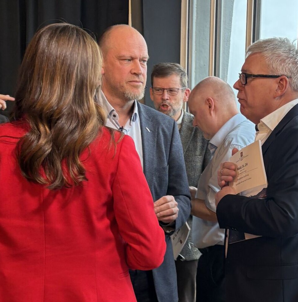 Regionsjef i Sjømat Norge, Christer Hoaas (i midten) i samtale etter fremleggelsen av havbruksmeldingen med fiskeri- og havminister Marianne Sivertsen Næss (med ryggen til) og ekspedisjonssjef Yngve Torgersen (t.h.)