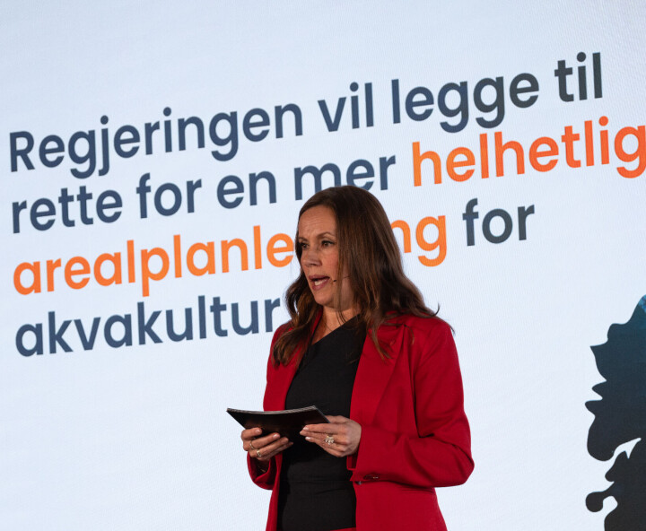 – Vi kunne ikke fortsette å lappe på det gamle systemet, sier fiskeri- og havminister Marianne Sivertsen Næss. Nå vil regjeringen belønne oppdrettere som investerer i null- og lavutslipp.
